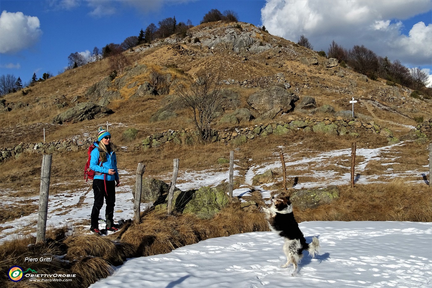 29 Nika coglie al volo palle di neve.JPG